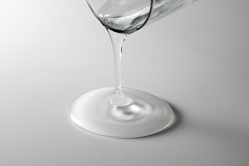 とろみのあるヒアルロン酸の液体を容器から注いでいる写真