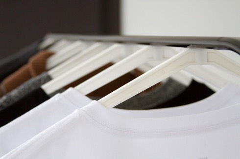 磁石でくっつく不思議なハンガー【Cling】