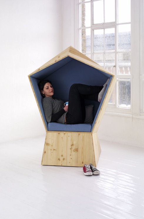 おこもり派のアナタに。五角形が身体を包み込む椅子【Quiet】