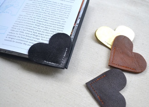 ハートをページに挟んで。ハンドメイドの栞（しおり）【Leather Heart Bookmarks】
