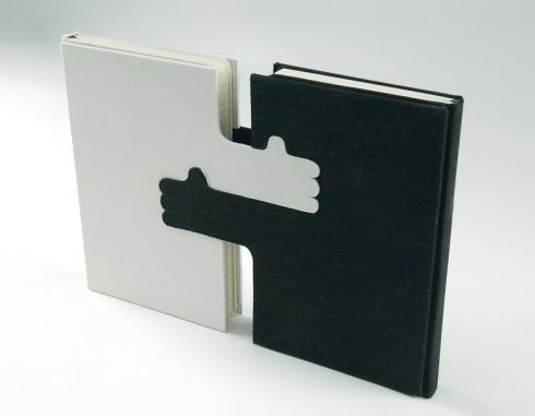 バレンタインデーのプレゼントにいかが？「抱き合うブックカバー」【Hug】