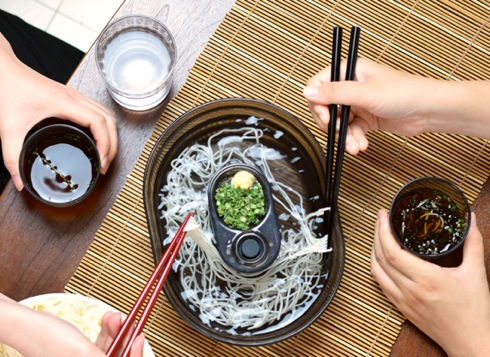 手軽に流しそうめんが楽しめる「自動流しそうめん器」【GH-SOMENA】
