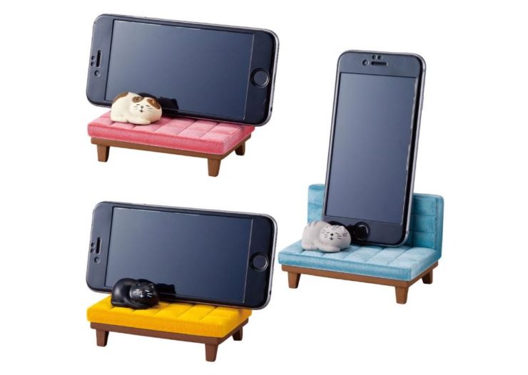 とにかくかわいい！「ソファ猫」のスマホ置き【うたたねスマホスタンド】