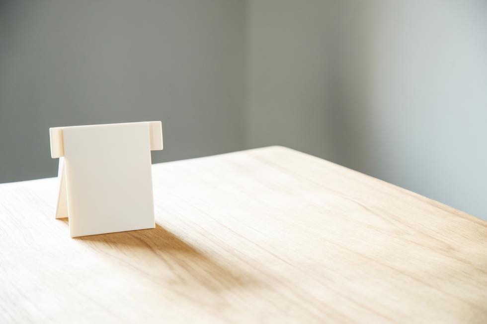 紙が「立つ」ペーパースタンド。【クタっとならないペーパースタンド】