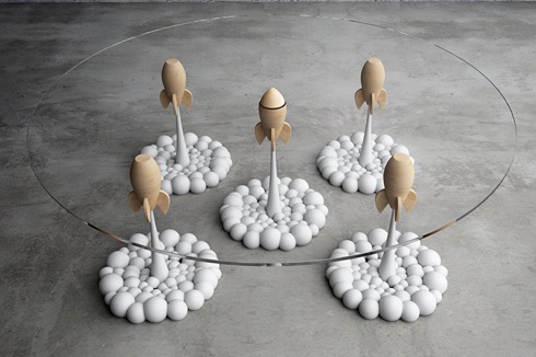 飛び出すロケットが天板を支えるテーブル【Rocket Coffee Table】
