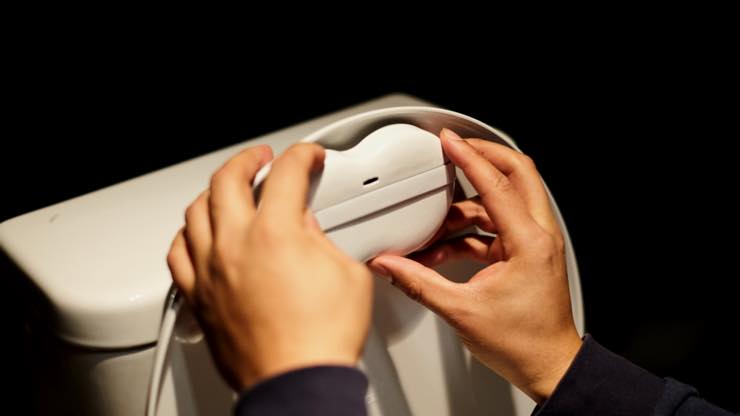 トイレの便座、上げっ放しですよー。【SmartNūdge】