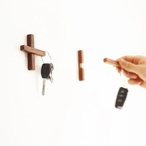 「＋」に収納する木のキーホルダー【+Key Holder】