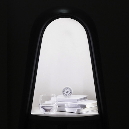 ベッドサイドテーブルにもなる照明【Felix】