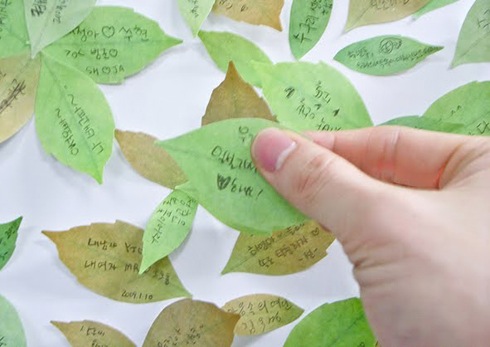 「葉っぱ」にメッセージを書き添えて。そんなポストイット【Leaf-it】