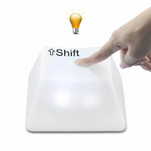 ギークのための「持ち運べるあかり」【Giant Keyboard Shift Key LED Desk Lamp】