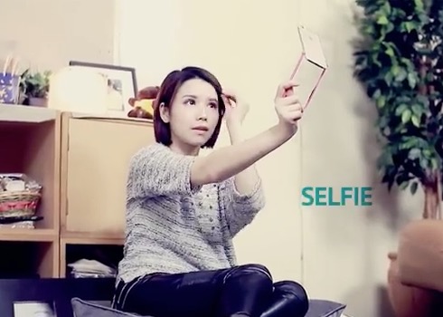 ちょっとした「自撮り棒」にもなるiPhoneケース【Selfie SnapShot Case】