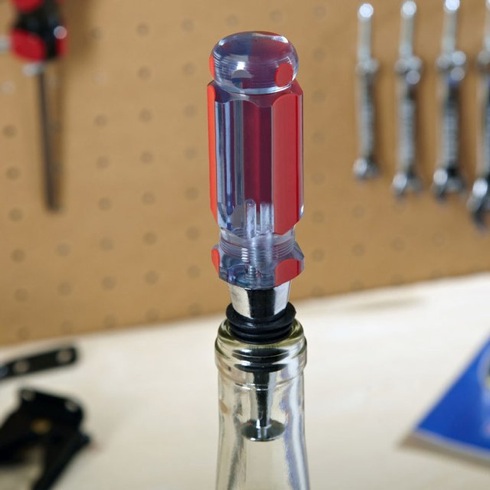 ドライバーをそのままツッコんだようなワインボトルストッパー【Redneck Flathead Wine Stopper】