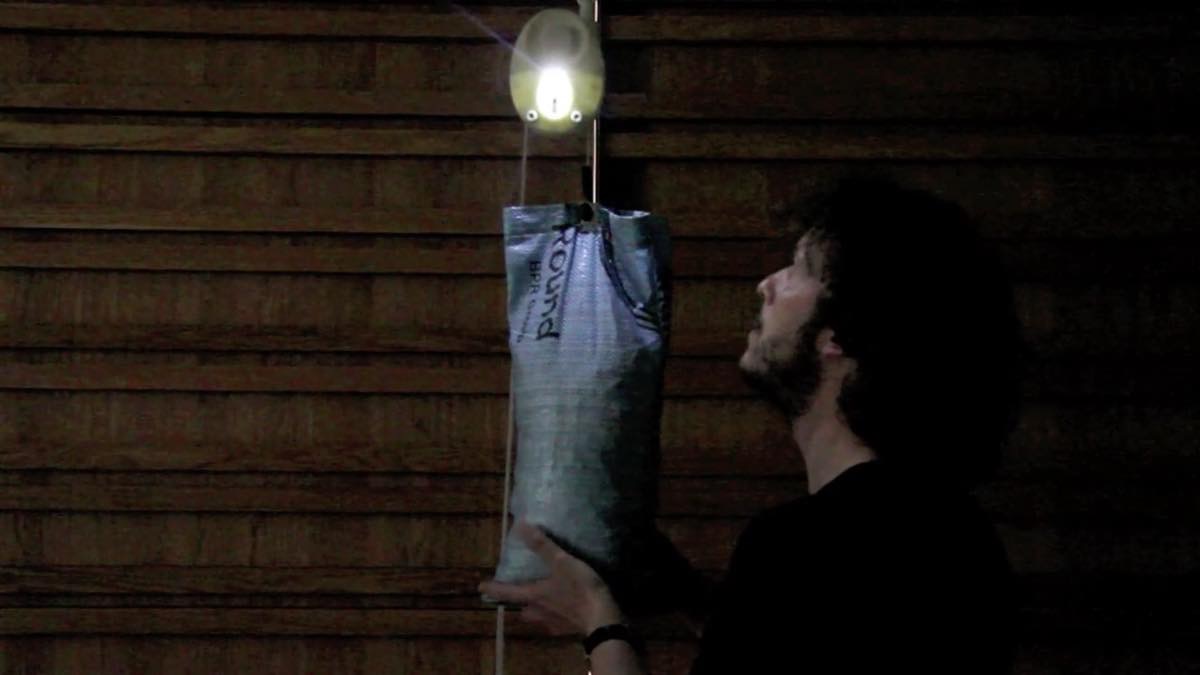 「重さ」で光るエコな照明【GravityLight】