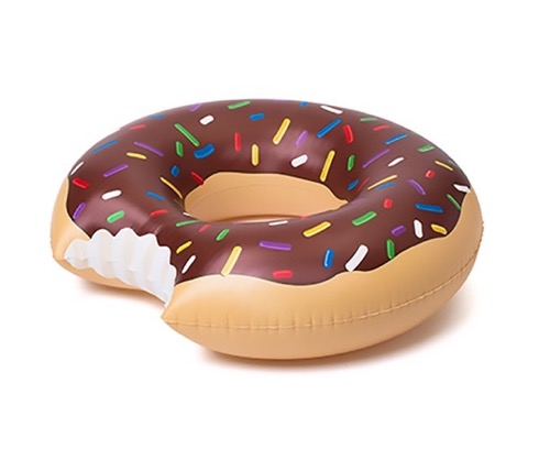 「私のドーナツ食べたの誰？」甘くておいしそうな浮き輪【Chocolate Donut Pool Float】