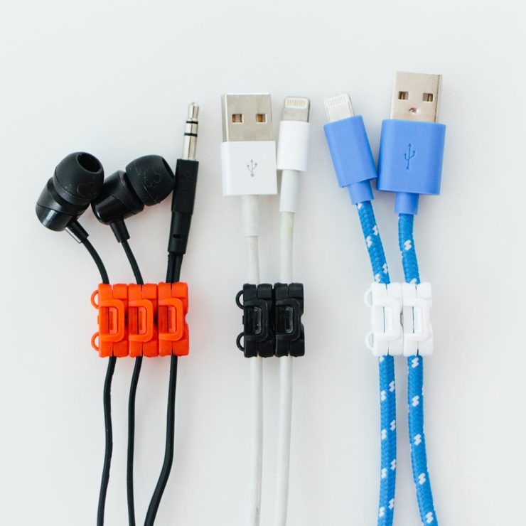 結び方だけじゃない。イヤホンも充電ケーブルも絡まないクリップ【Mobu】