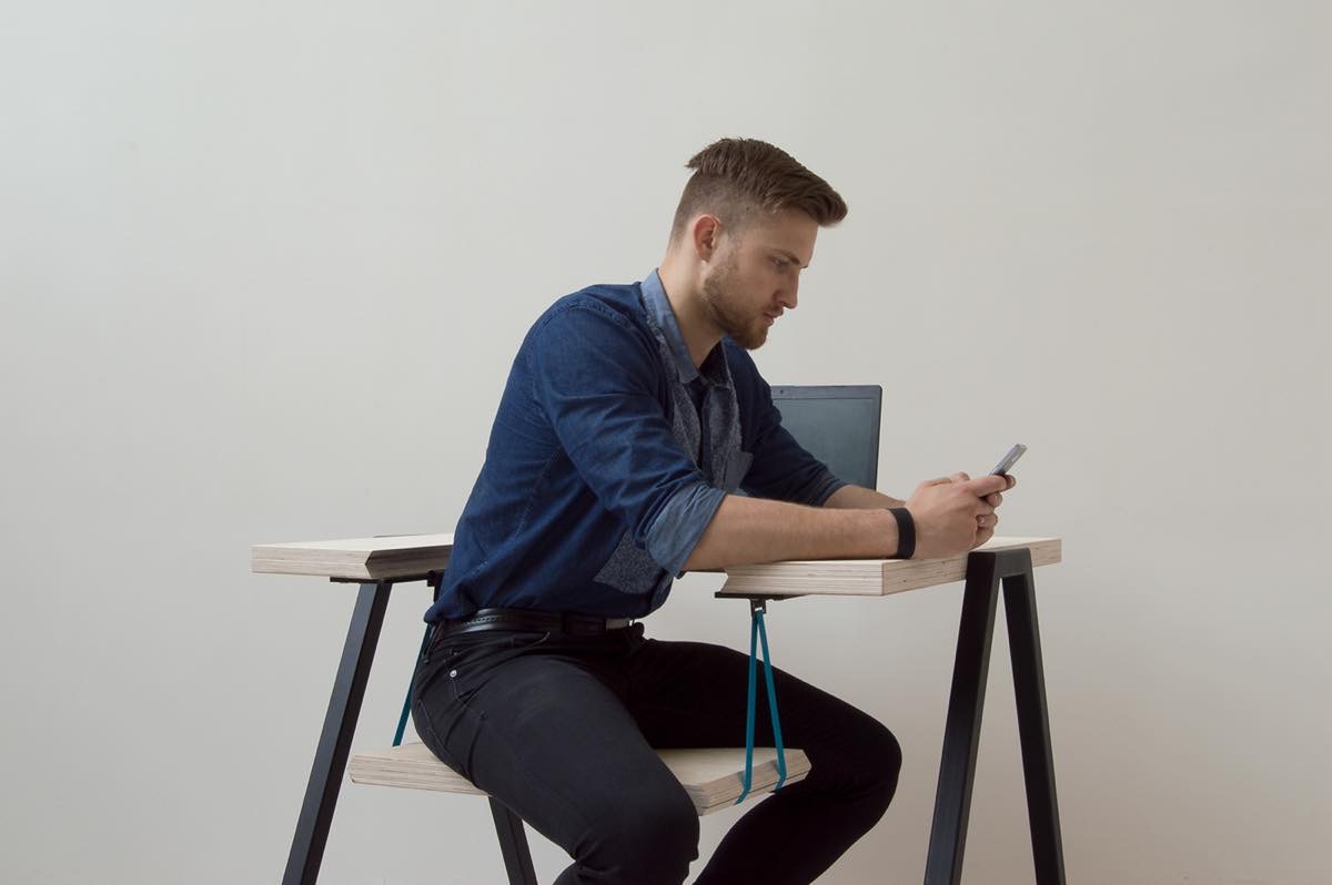 座れるブランコみたいなデスク【WEE!】