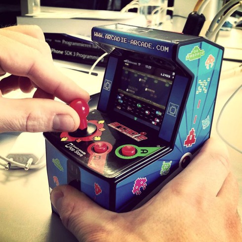 iPhoneがアーケードゲーム機に変身するコントローラーユニット【Arcadie】