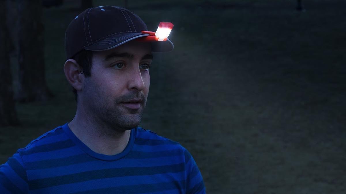 帽子の「つば」に留めるだけ。クリップ式ヘッドライト【Rechargeable LED Light Clip】