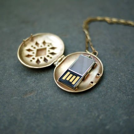 USBメモリが隠せるロケットペンダント【USB Locket】