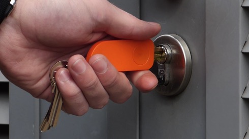 鍵をかけたかどうか記憶してくれる。スマホアプリ付きのキーホルダー【Askey】