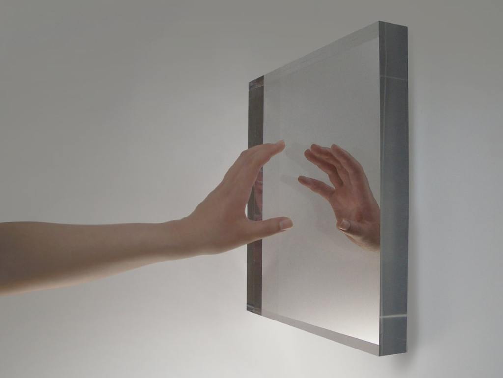 「鏡の国」と一体化しちゃうアクリルミラー【DETECT】