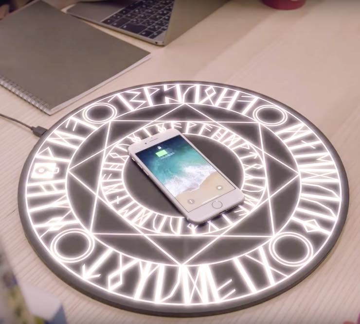 魔法みたいに充電できるワイヤレスパッドが、中二心をくすぐる。