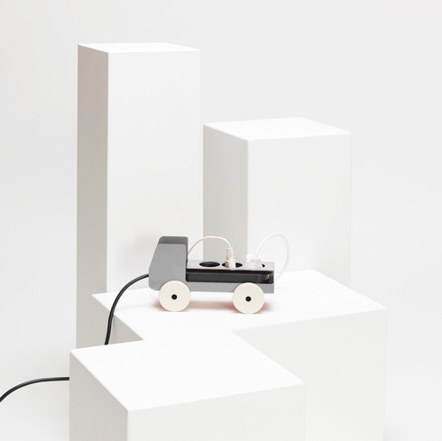 移動もラクラクなトラック型OAタップカバー【plugTRUCK】