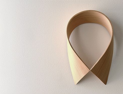 壁から「襟」が生えた！？面白いデザインのコートハンガー【MONSIEUR DRESSUP】