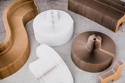 ぐんぐん伸びて、グニャグニャ曲がる。椅子【FlexibleLove】