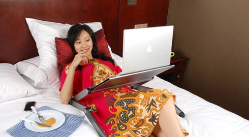 ベッドやソファでノートPCやiPadを使う人の必須アイテム！【Omax Laptop Tables】