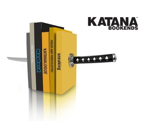 刀が本を貫通している・・・！？そんなブックエンド【Katana Bookends】