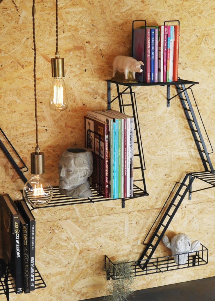 壁をおしゃれにDIY。非常階段の収納棚【FIRE ESCAPE】