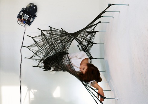 壁を這い、ハンモックを作るロボット【Mobile Robotic Fabrication System】