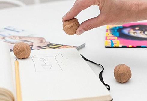 手の中でくるくると。クルミにそっくりな消しゴム【Walnut Eraser】