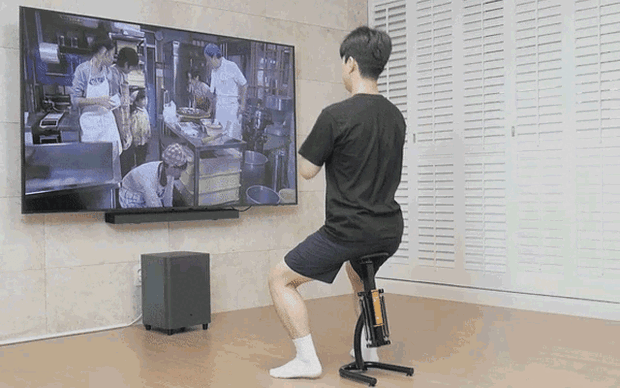 わずか3.3kg。正しいスクワットが手軽にできる専用小型椅子【レイジ247スクワットチェア】