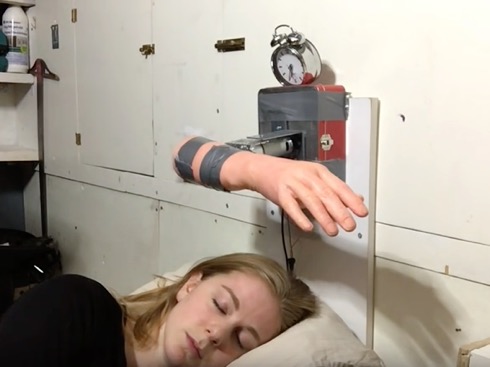 強烈なビンタで起こす目覚まし時計【The Wake-up Machine VLOG】