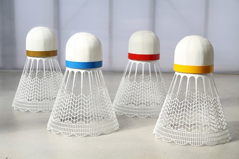 巨大なバドミントンのシャトル型スツール【shuttle cock stool】