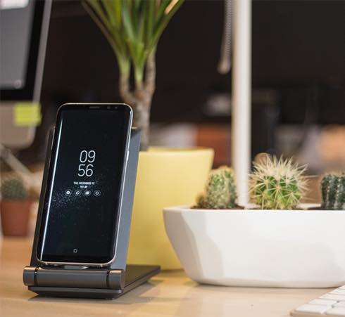 スマホスタンドにもなるワイヤレスモバイルバッテリー【VOLT】