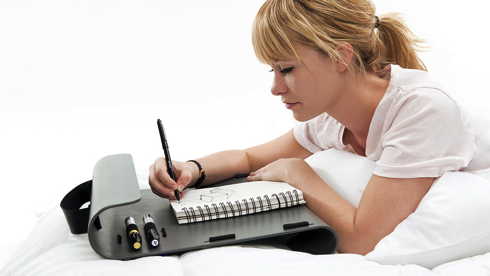 これさえあればデスクいらず？ ベッドやソファで快適に作業ができるポータブルワークステーション【Scribe】