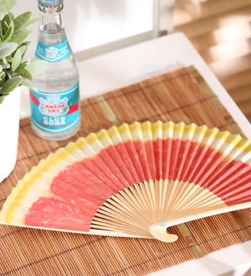 スイカにオレンジ！ 輪切りのフルーツがデザインされた斬新な扇子【フルーツ柄の扇子】