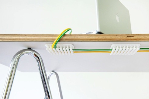 デスク下でケーブル整理ができるオーガナイザー【Cablox Cable Organizer】