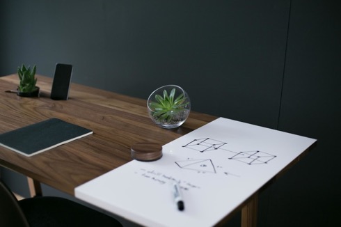 ホワイトボードにスマホドック。アナログとデジタルが融合したデスク【Desk 01】