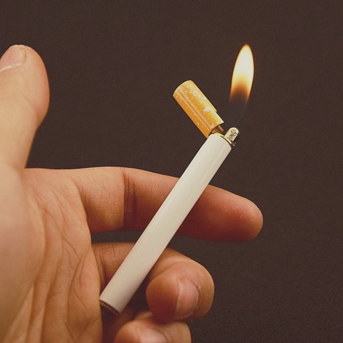 こいつは吸えません。タバコそっくりなライター【Cigarette Shaped Butane Lighter】