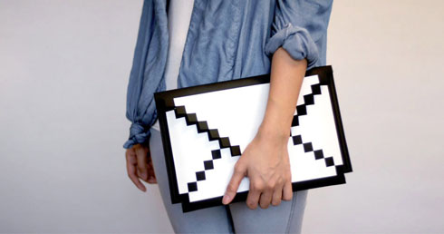 インパクト抜群！ ドット絵風な8ビットiPadケース【8-Bit Sleeve】