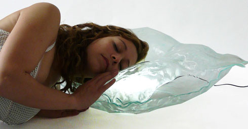 寝ながら読書に最適？光る枕【Pillow Light】