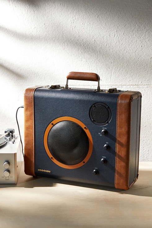 ヴィンテージスーツケース型のBluetoothスピーカー【Crosley Soundbomb】