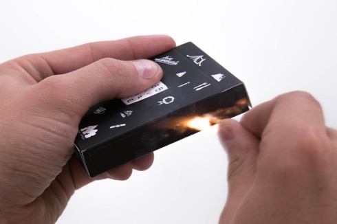 キャンプにぴったり。マッチ箱になるトランプ【Camp Cards】