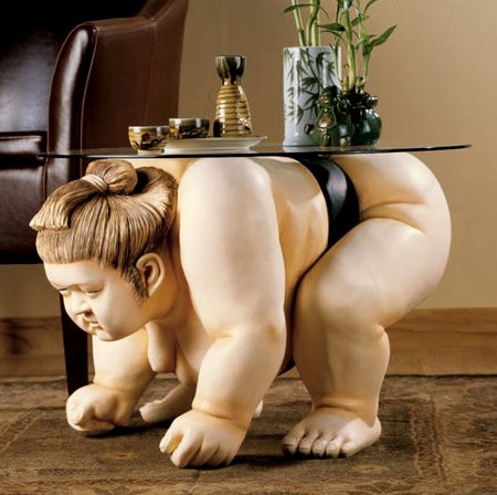 なぜ作った。。。リアルな「力士」のテーブル【Basho the Sumo Wrestler Sculpture Glass-Topped Table】