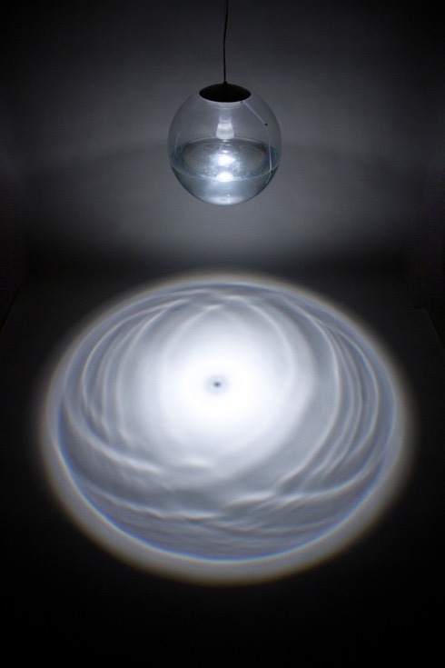 ぽつりぽつりと。光の波紋が広がる、幻想的な照明【Rain Lamp】