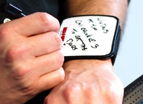 リストバンド型のホワイトボード【Wear-N-Write】